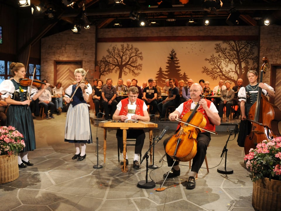 Die Brandhoelzler Striichmusig mit Barbara Kamm, Barbara Betschart (Geige), Thomas Looser (Hackbrett), Niklaus Frei (Cello) und Kathrin Zuercher (Kontrabass) 