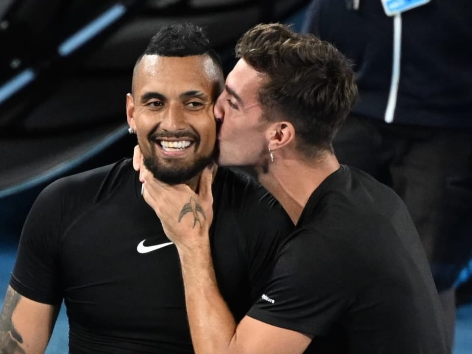 Ein Küsschen für den Doppelpartner Thanasi Kokkinakis bedankt sich nach dem Sieg im Doppel bei Nick Kyrgios.