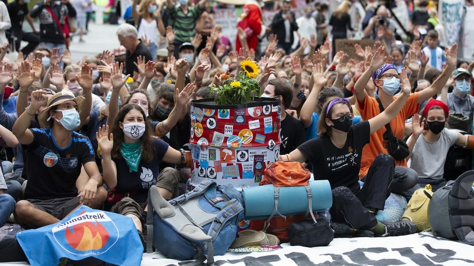 Klimaaktivisten demonstrieren auf dem Bundesplatz.