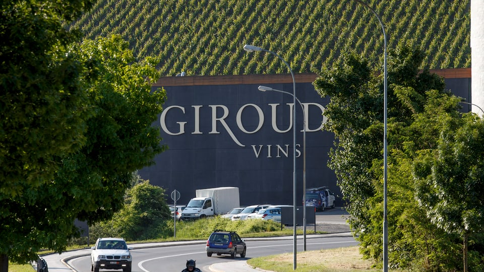Giroud-Gebäude vor Weinreben.