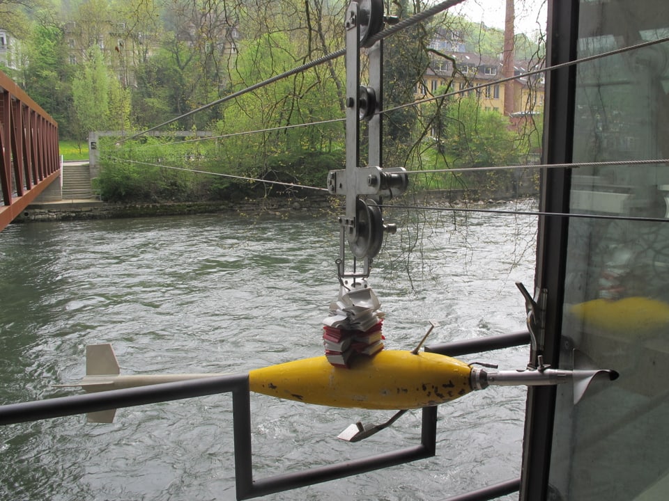 Der «Fisch» hängt an der Seilwinde bereit, um von der Mess-Station aus ins Wasser gelassen zu werden.