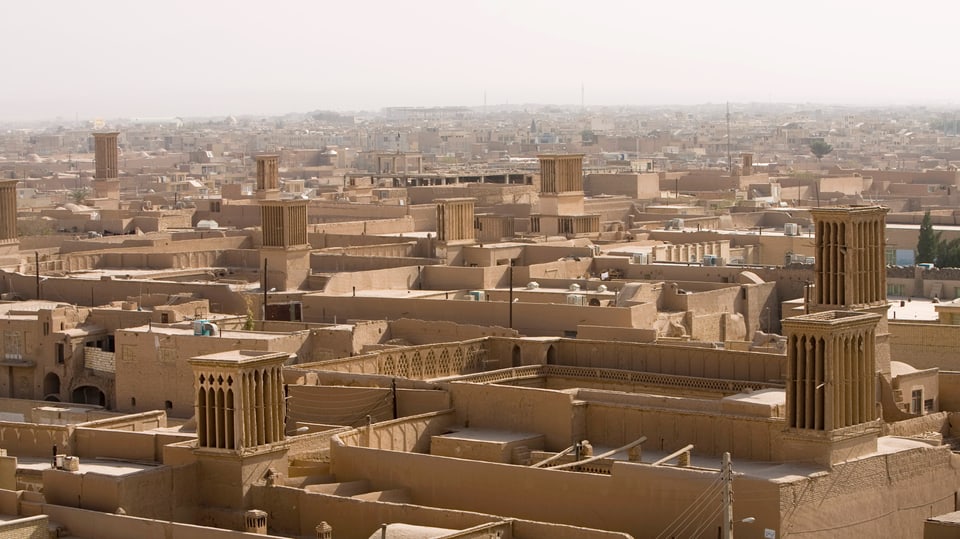 Traditionelle Windtürme über den Dächern von Yazd im Iran.