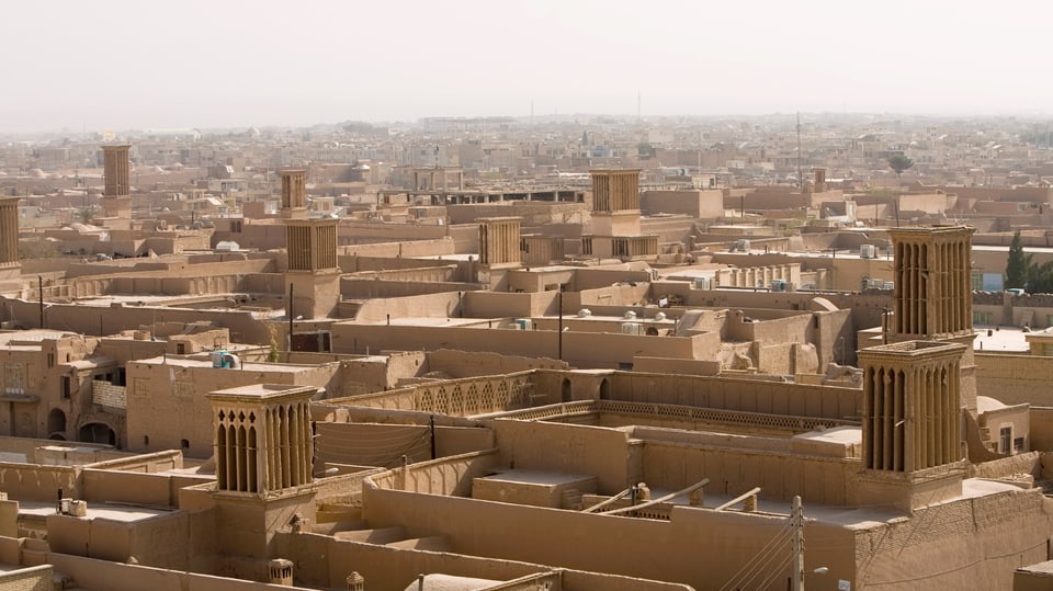 Traditionelle Windtürme über den Dächern von Yazd im Iran. 