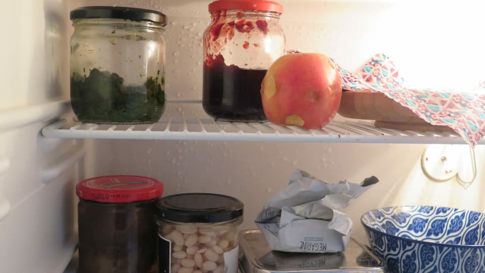 Kühlschrank, viele Gläser
