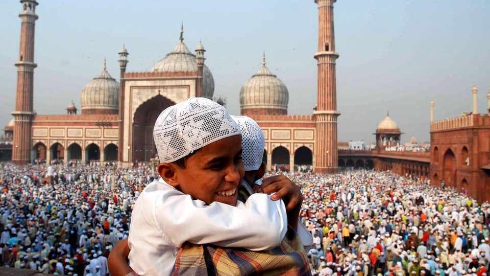 Zwei muslimische Jungs freuen sich am Tag des Fastenbrechens in Indien.