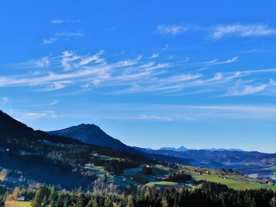 Wunderbare Federwolken heute Morgen am Himmel zu beobachten (Standort: Moorlandschaft Mettelimoos im Entlebuch/LU).