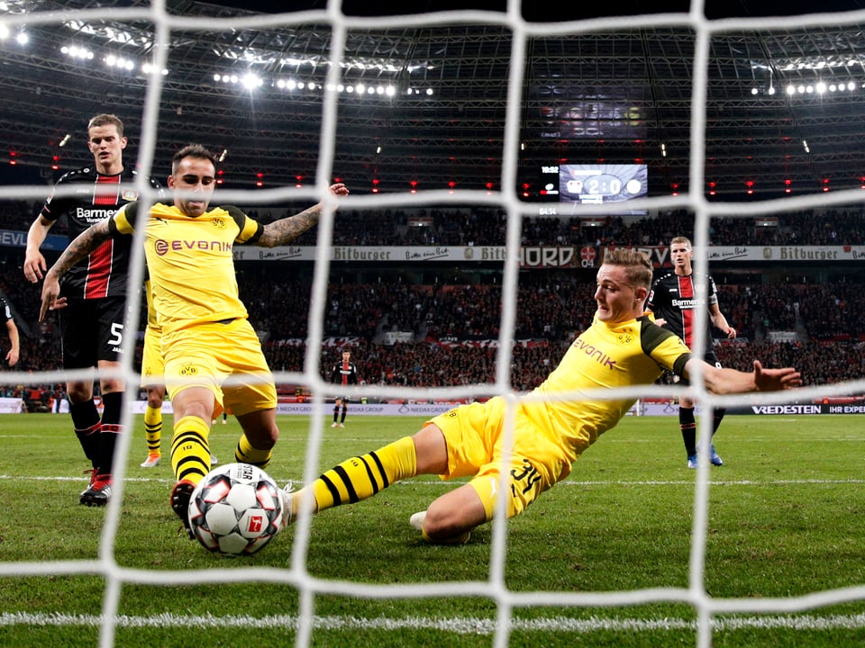 Die Dortmunder Jacob Bruun Larsen und Paco Alcacer bugsieren den Ball fast zeitgleich ins Leverkusner Tor.