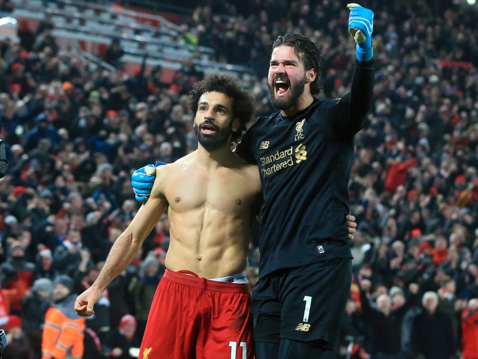 Liverpools Goalie Alisson umarmt den entblössten Salah