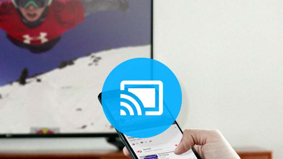 Eine Hand hält ein Smartphone, im Hintergrund ist ein Fernseher zu sehen, über das Bild ist das «Cast»-Symbol des Google Chromecasts zu sehen.
