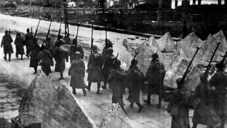 Soldaten in einer Dreierreihe in Leningrad 1943.