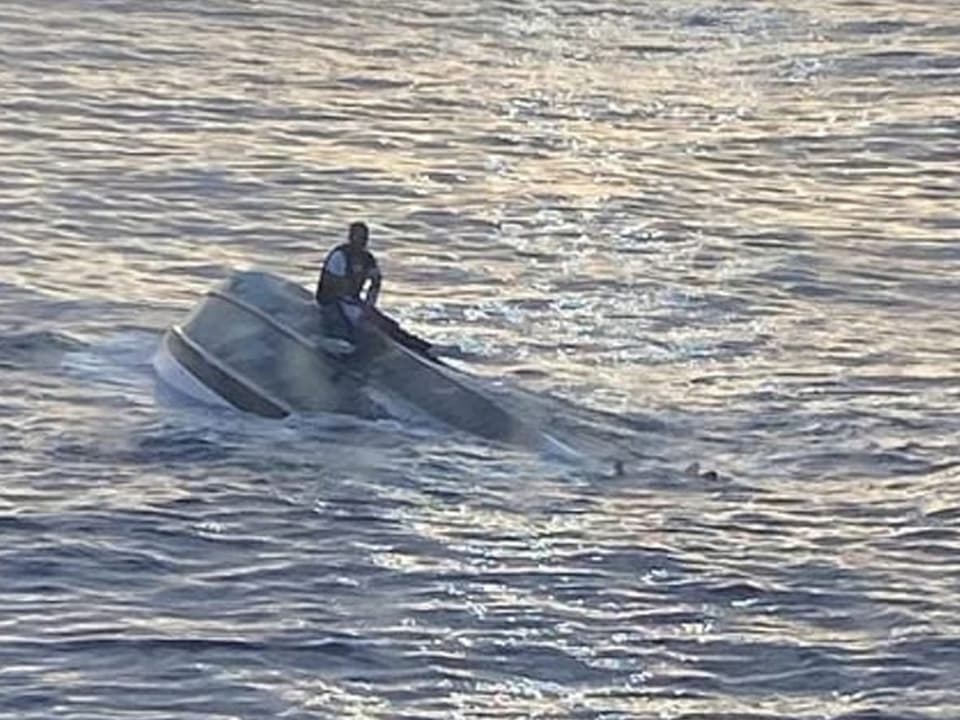 Flüchtling auf gekentertem Boot