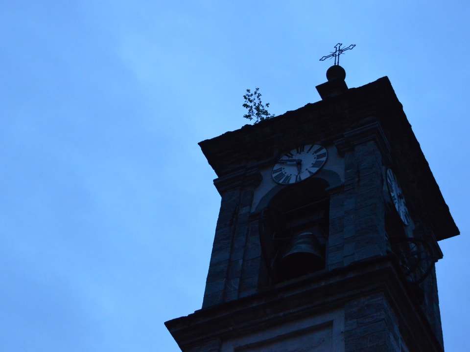 Kirchenturm im schwachen Morgenlicht; es ist zehn vor sechs. 