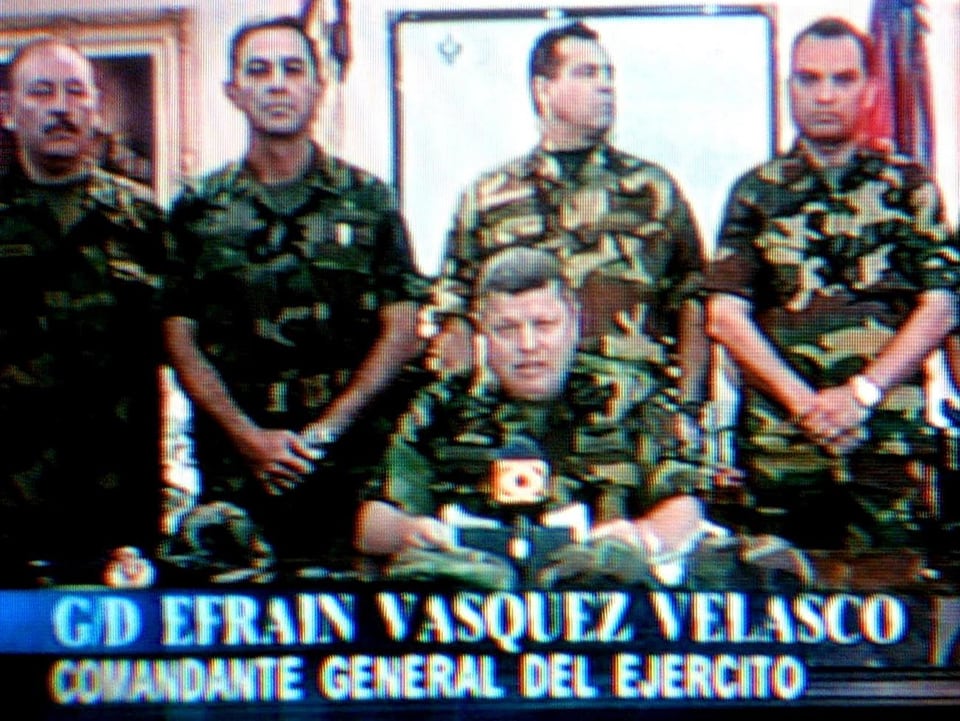 Fernseh-Bild von Militärvertretern