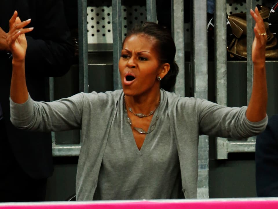 Michelle Obama regt sich auf und hat beide Arme erhoben