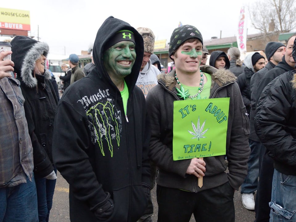 Zwei Männer mit grün geschminkten Gesichtern.