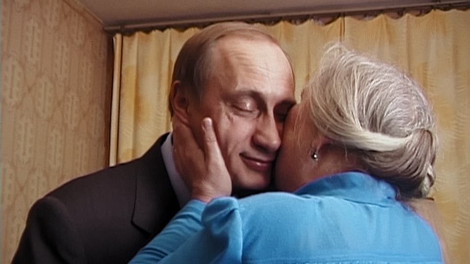 Ein Still aus dem Film, es zeigt wie Putin auf die Wange geküsst wird.