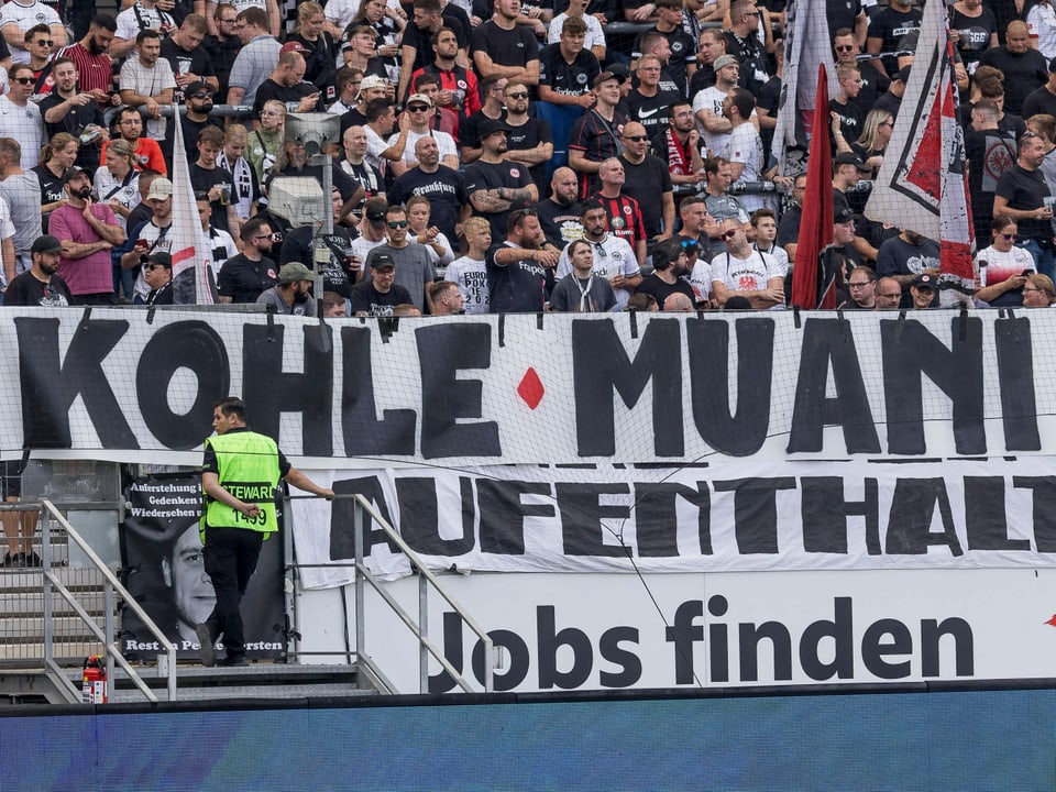 Frankfurter Ultras mit einem Transparent.