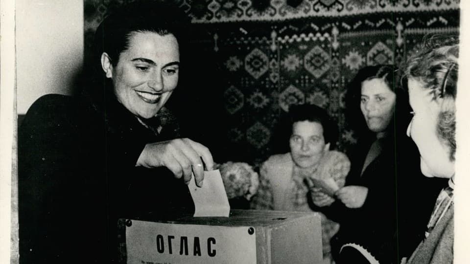Jovanka Broz, Titos Frau, gibt 1945 ihre Stimme ab.