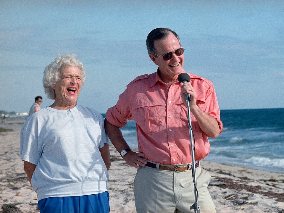 Barbara Bush mit ihrem Mann George am Strand. 