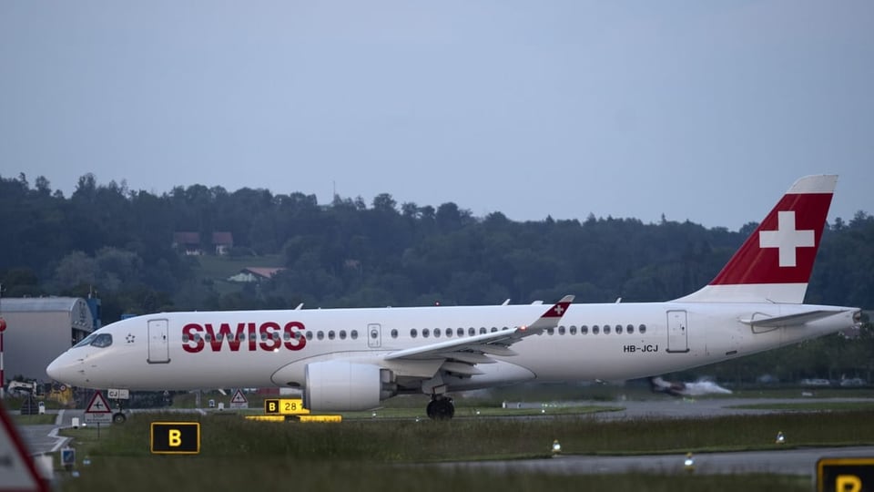 Ein Swiss-Flugzeug des Typs Airbus A220-300.