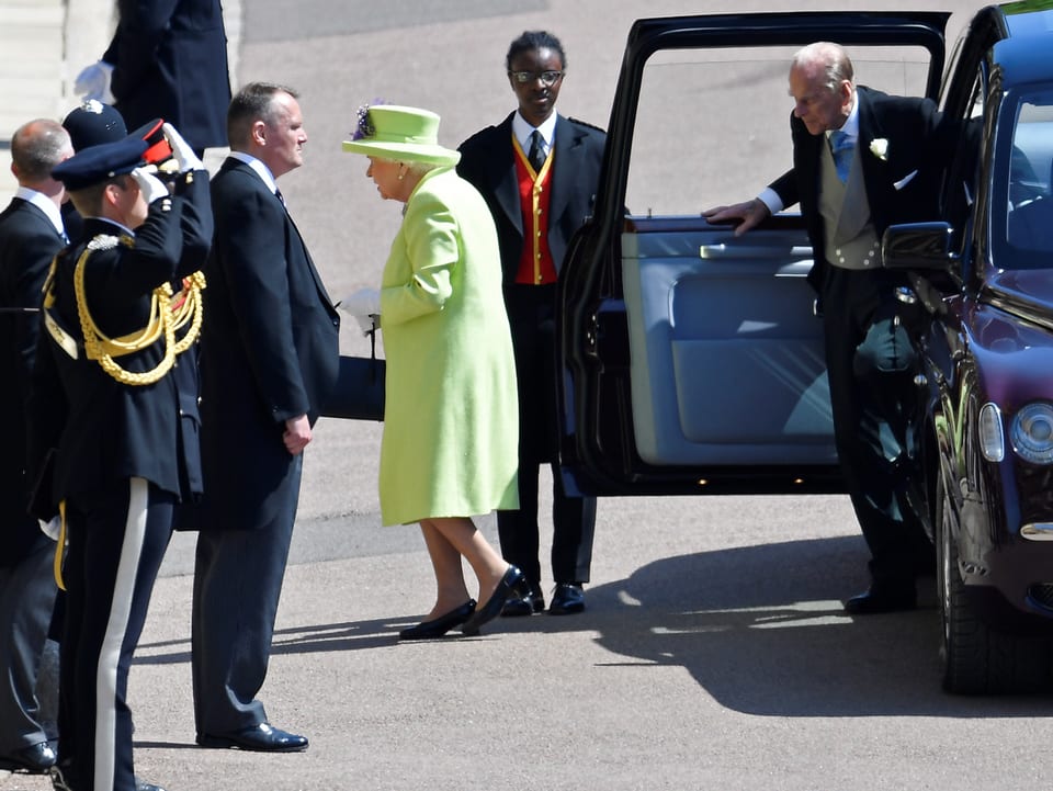 Königin Elisabeth II und Prinz Philip steigen aus ihrem Auto