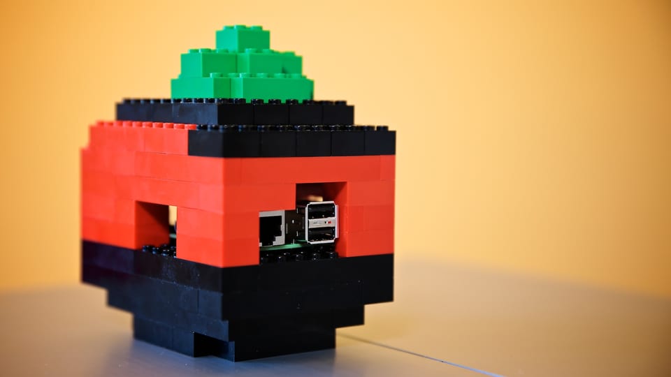 Das fertige Gehäuse aus Lego, in der Form einer Himbeere.