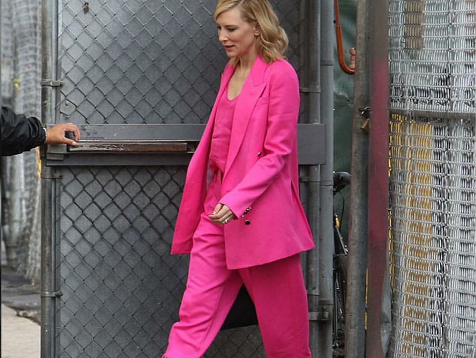 Cate Blanchett mit pink Blazer mit langen Ärmeln