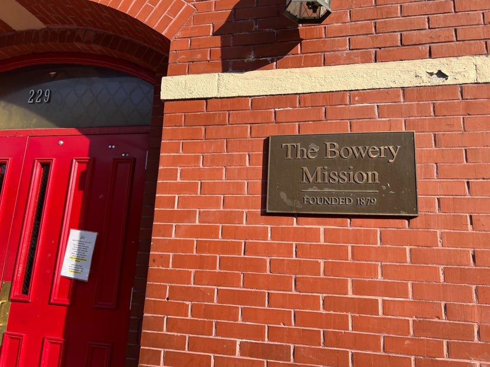 Ein Schild neben dem Eingang der Bowery Mission 