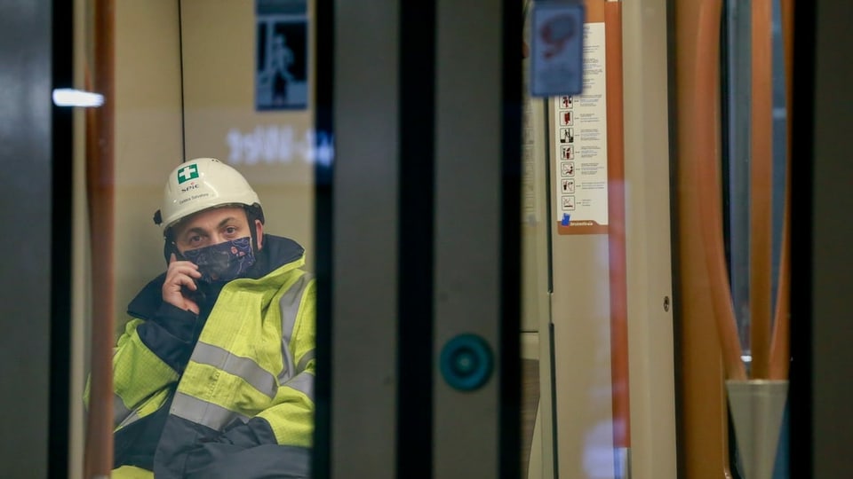 Mann mit Maske in U-Bahn von Brüssel