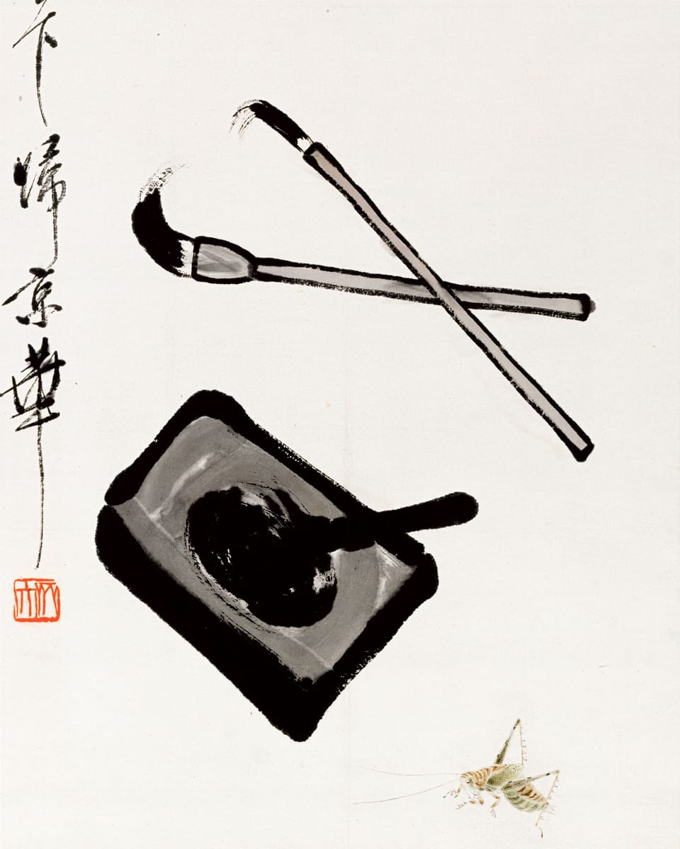 Ausschnitt einer chinesische Kalligrafie mit Schriftzeichen, Pinseln und Tuschestein.