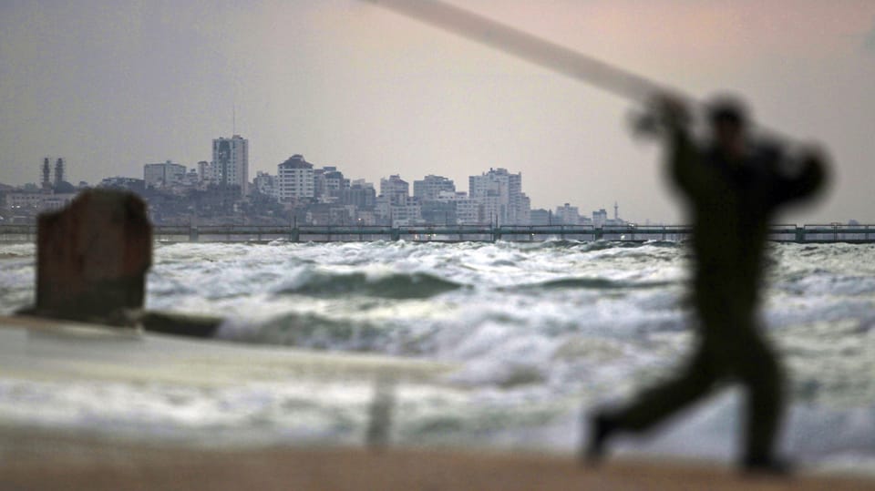 Ein Fischer fischt am Strand von Gaza-Stadt. (reuters)