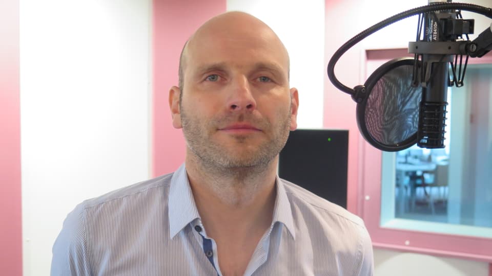 Daniel Bühlmann im Studio von Radio SRF