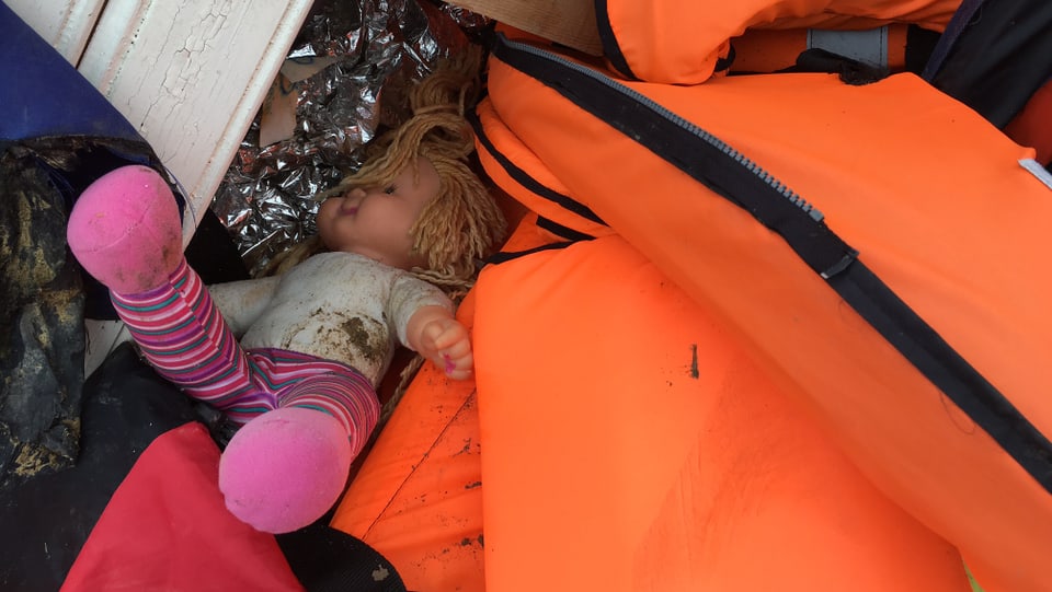  Schwimmwesten und Puppe am Strand von Lesbos