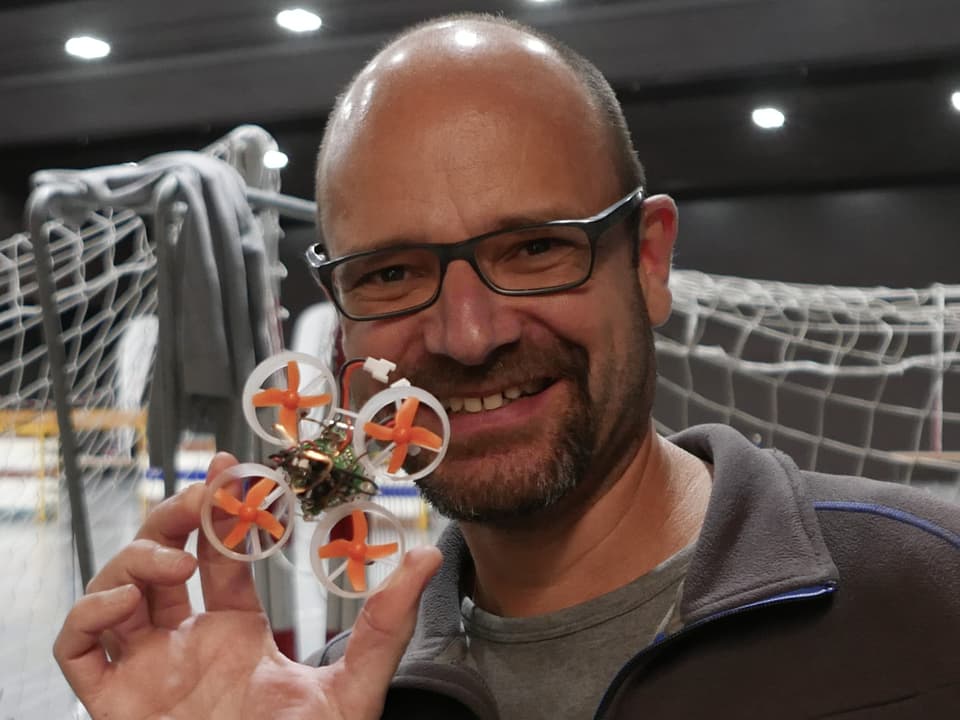 SRF-Digitalsportredaktorreporter Reto Widmer mit einer Mini-Drohne.