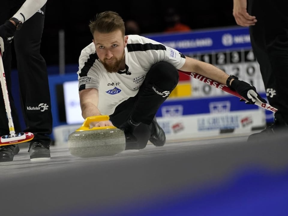Müssen die Medaillenambitionen begraben Skip Yannick Schwaller.