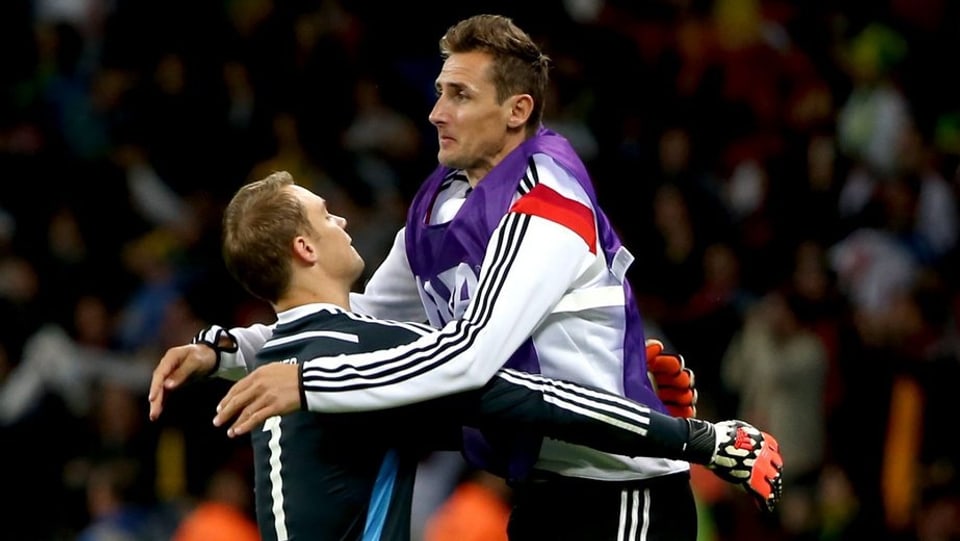 Miroslav Klose und Manuel Neuer umarmen sich.