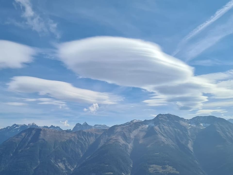 Linsenwolken über Alpen