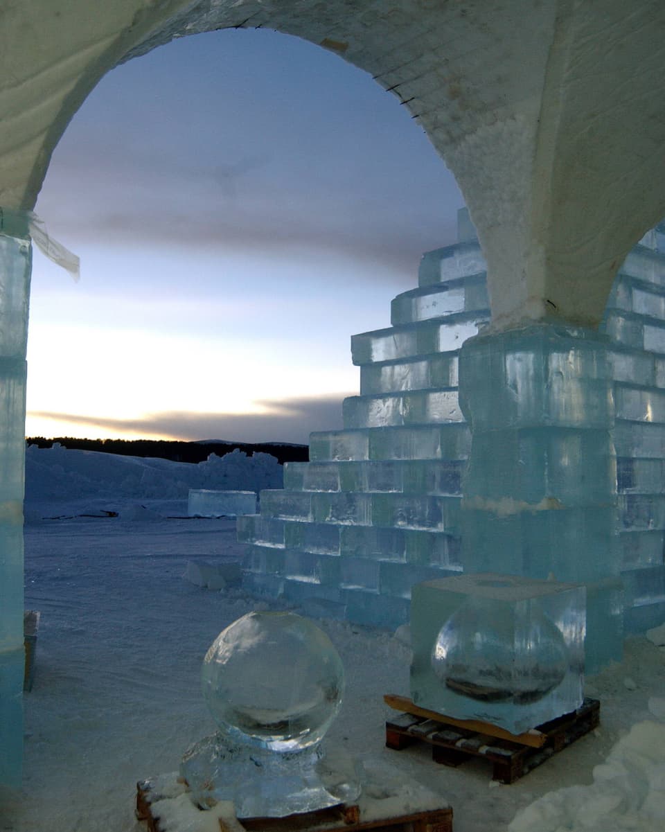 Rechteckige Eisblöcke stehen auf der Baustelle eines Eishotels in Nordschweden.