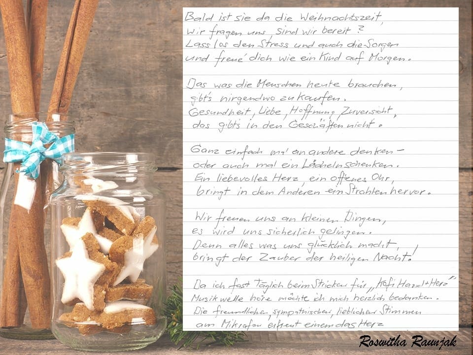 Ein handgeschriebenes Gedicht auf einem Bild mit Zimtsternen.