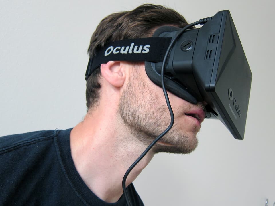 Ein Mann mit Virtual-Reality-Brille auf dem Kopf.
