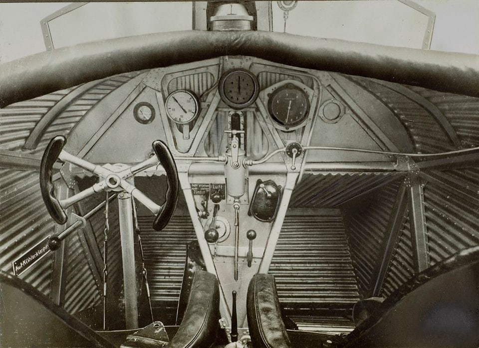 Ein Blick in das Cockpit der 1920er-Jahre: Ein Steuerknüppel und vier Anzeigen. 