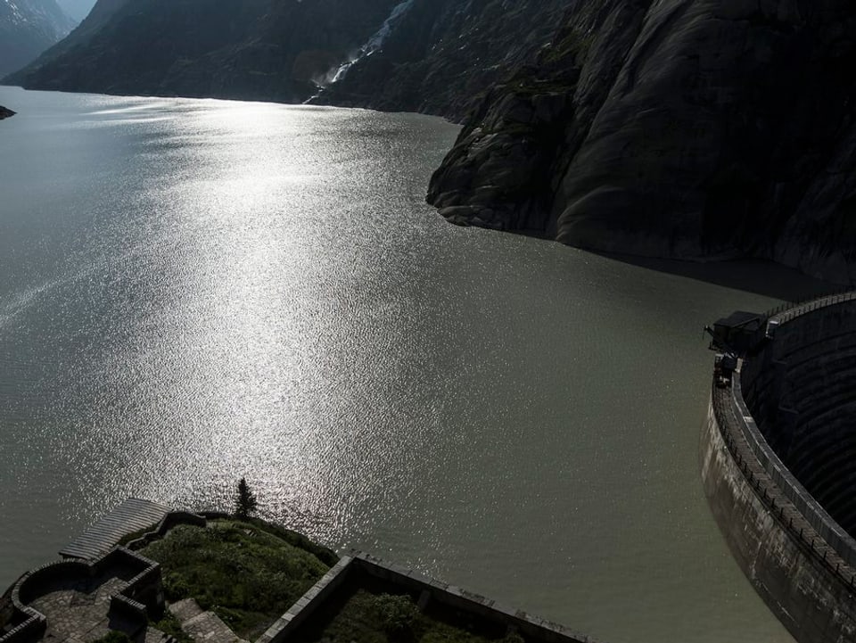 Die Staumauer beim Grimselsee.