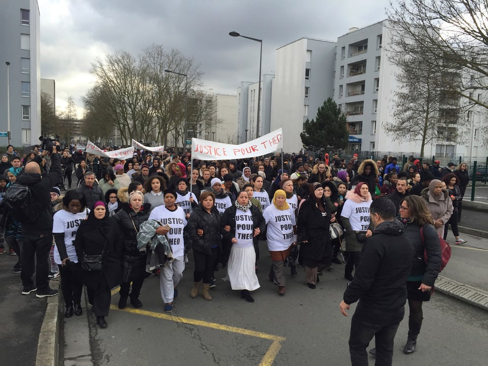 Ein Demonstrationszug in Aulnay-sous-Bois. Auf Transparenten fordern die Demonstranten Gerechtigkeit.