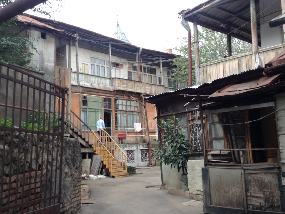 Renovationsbedürftige Wohnhäuser im Zentrum der georgischen Hauptstadt Tiflis.