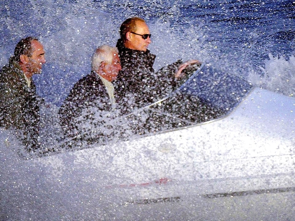 Putin in einem Motorboot. Die Gischt stiebt. (2.7.03)
