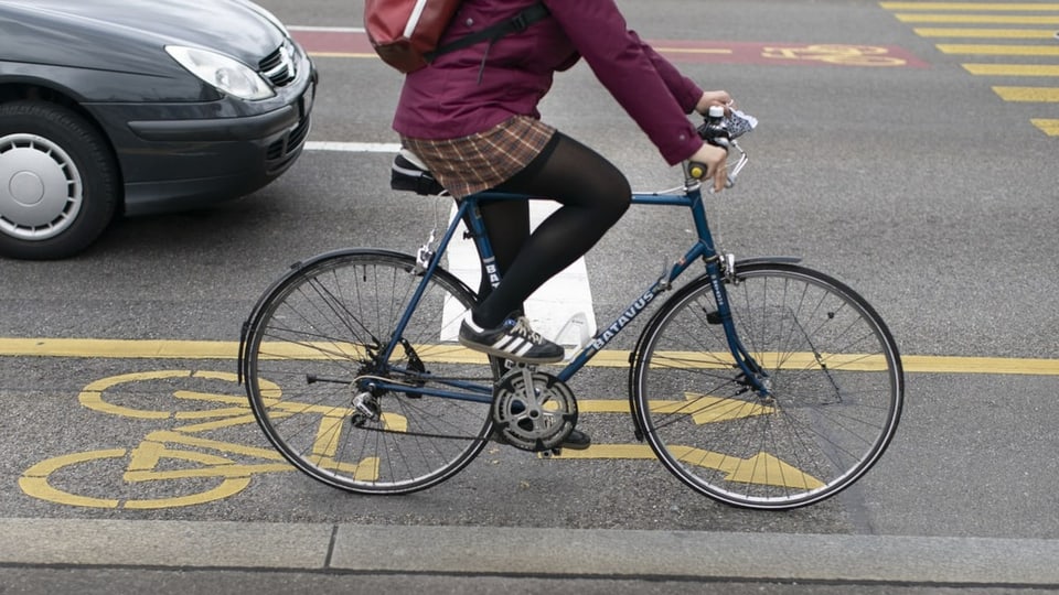 Velofahrerin auf Velostreifen