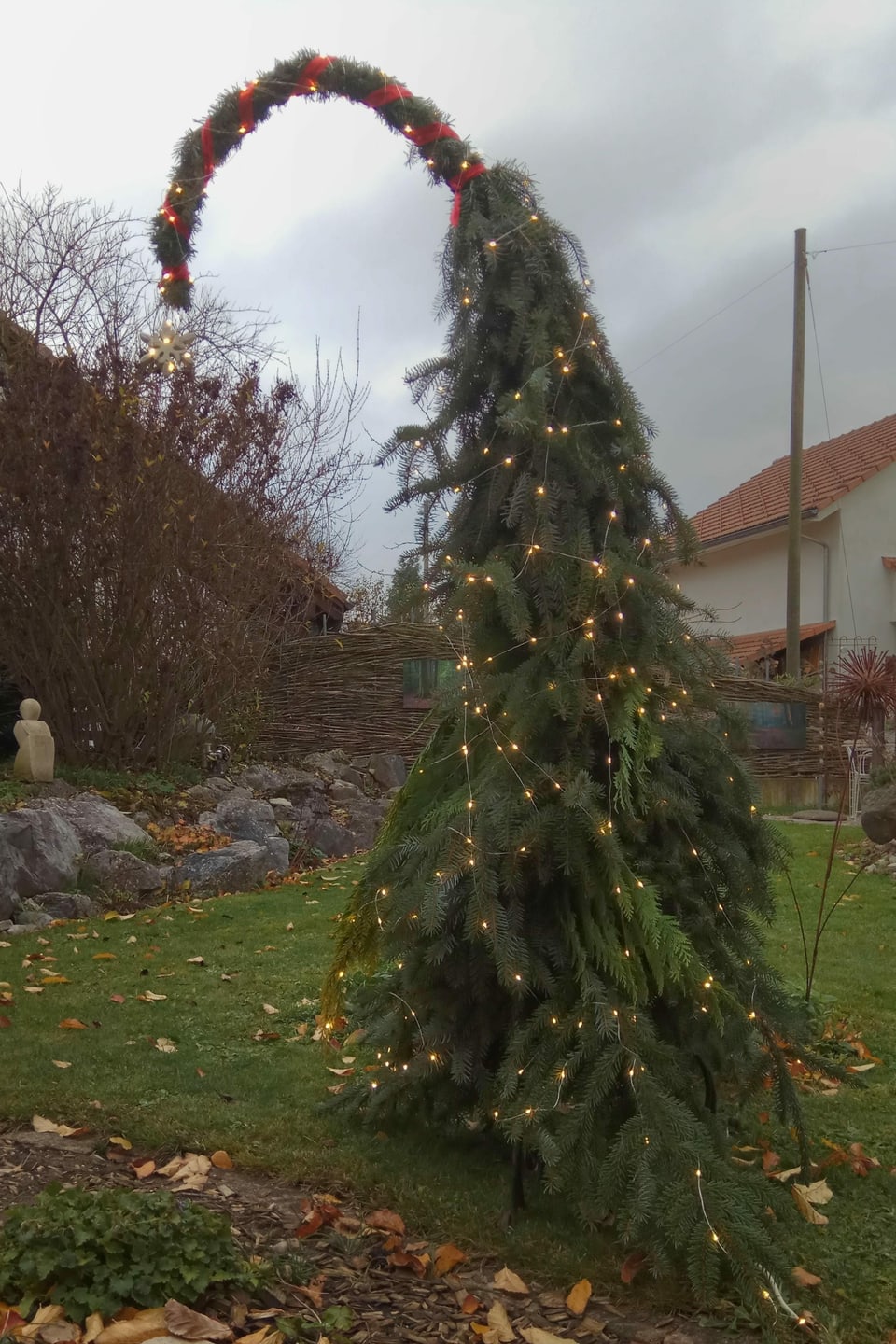 Selbstgemachter Weihnachtsbaum aus diversen Ästen.