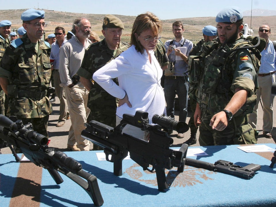 Die damals hochschwangere Verteidigungsministerin Spaniens bei einem Truppenbesuch im Libanon. 