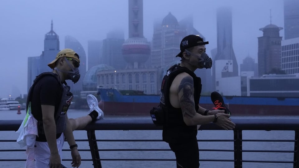 Menschen in Schanghai vor der Skyline, 1. Juni 2022.