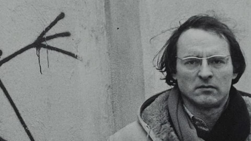 Der junge Harald Naegeli posiert neben einem seiner Graffiti.